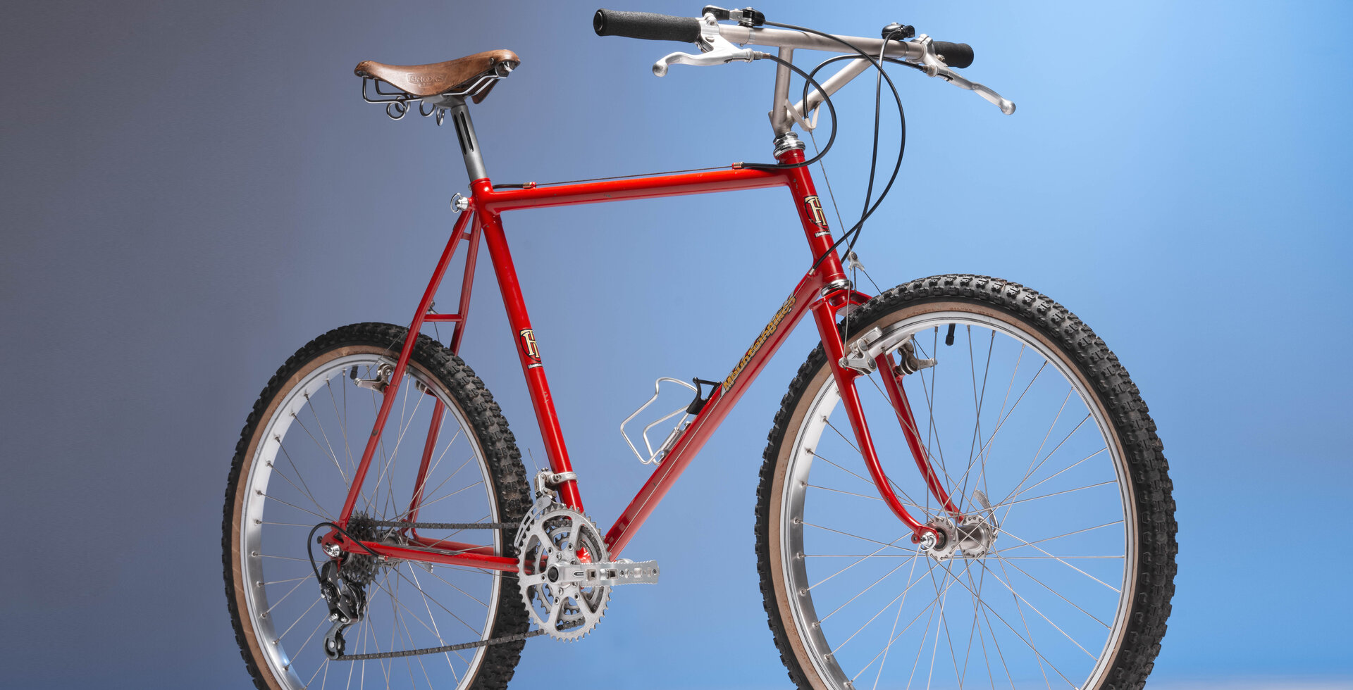 Founded by Tom Ritchey, Gary Fisher, and Charlie Kelly, Ritchey Mountainbikes was the first production mountain bike manufacturer. 