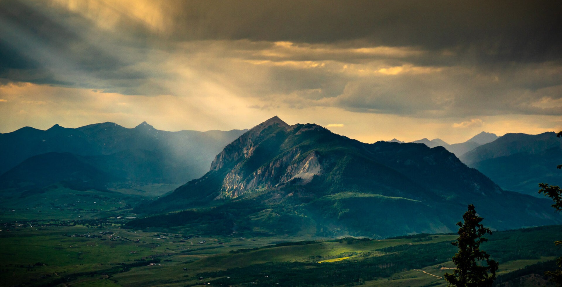 Mount Crested Butte, referred to as the “Mother Rock” by locals, towers over the small town of Crested Butte at the northern end of Gunnison Valley. SONY, 1/2500 sec, f/4, ISO 1250