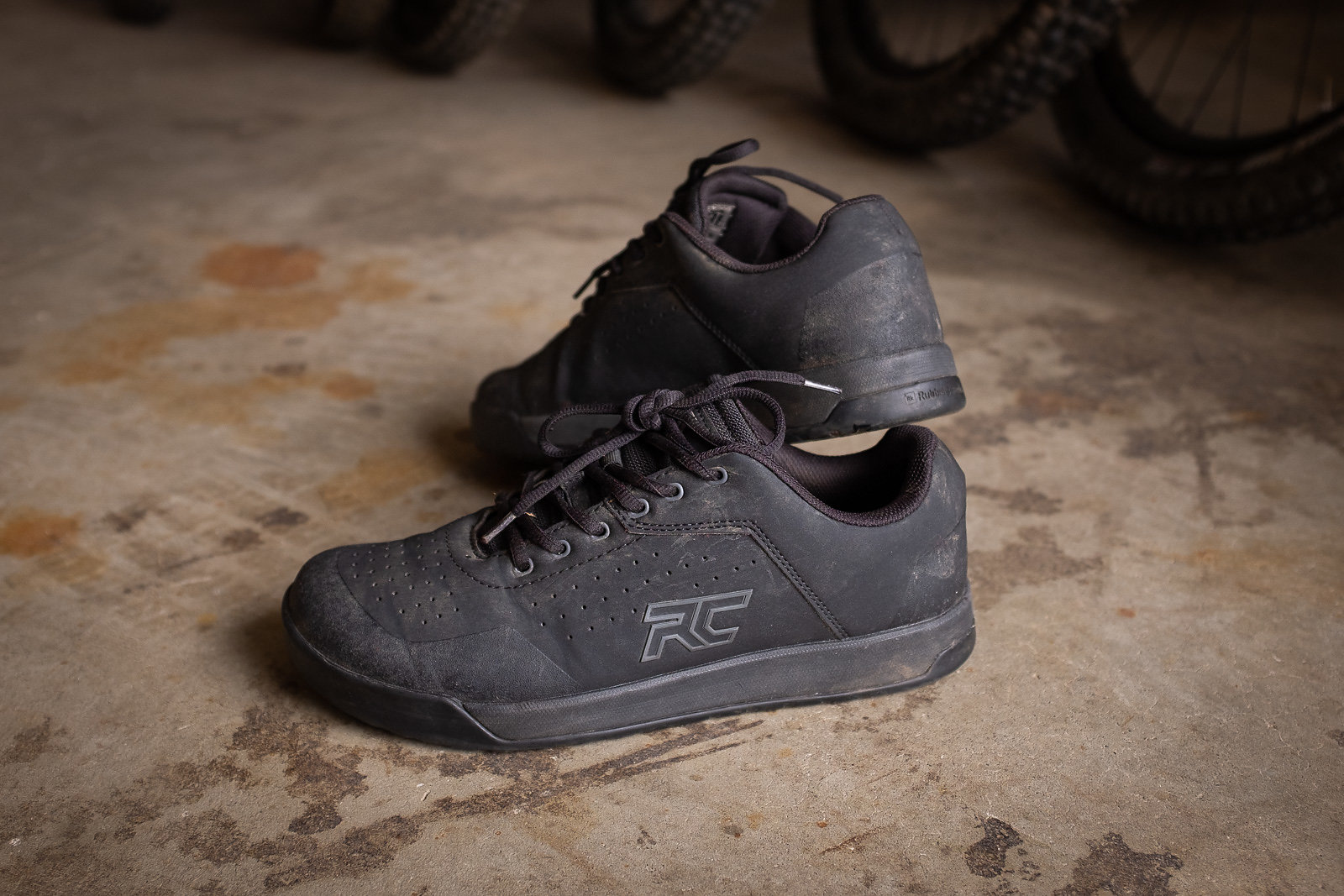 Scarpe MTB Ride Concepts Hellion Elite, Nere/Grigie, Tomaia In Microfibra Antibatterica, Suola DST 4.0 MAX GRIP, Tecnologia D3O, Taglia 43 (Peso 442g)