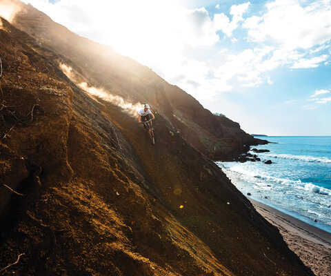 Eddie Reynolds finds a beachside freeride line on Maui. With the addition of a bike park, Maui’s mountain bike scene is emerging from the shadows and into the mainstream. Photo: Joonas Vinnari