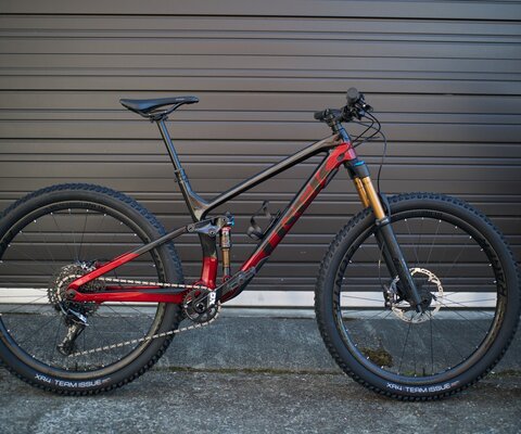 A carbon frame, carbon wheels, SRAM's X01 Eagle 1x12 drivetrain, and FOX Factory Float suspension, the Fuel EX 9.9 comes full loaded.