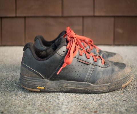 With a sleek profile and durable stitching, the Bontrager Flatline Mountain Shoe holds up to all the demands of a mountain biker.