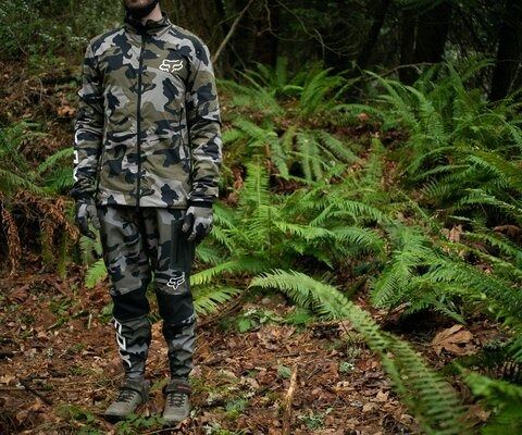 Full camo for full stealth mode. Fox's winter lineup has a few options for color ways, but a matching kit was hard to pass up.