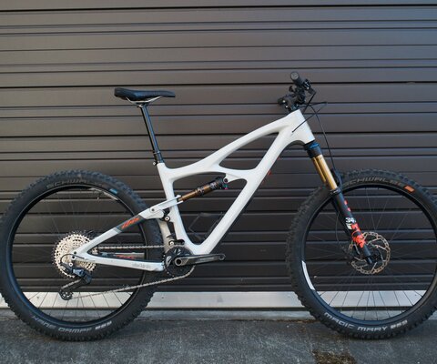 Since 1994 the Mojo has been a flagship bike for Ibis. Mojo refers to a magical power.