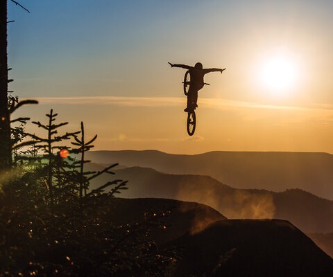 American downhill racer Dakotah Norton has some fun during practice at the top of Western Territory before the 2019 UCI World Cup at Snowshoe Mountain. Norton went on to finish 9th at finals later that weekend, which was the debut of World Cup races held at the resort. Photo by Kurt Schachner | CANON 1/320, F/11, ISO 1000