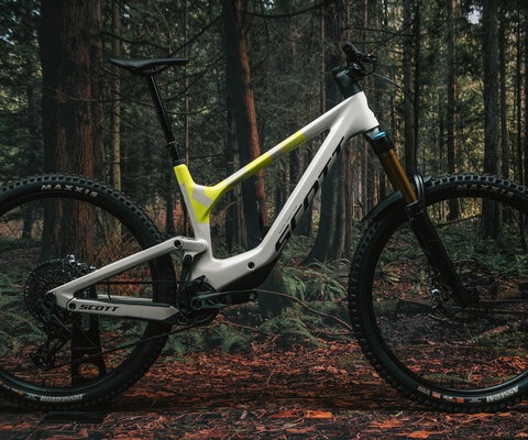 The Scott Ransom 900 RC is a highly intuitive bike that provides a seamless riding experience, ideal for navigating exceptionally rough terrain. It features top-tier rear suspension performance without relying on a high-pivot design.