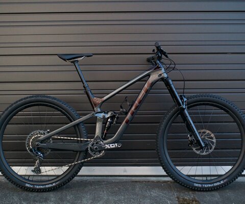 A full carbon frame, all-new hard-charging suspension, fast-rolling carbon wheels, and SRAM's newest X01 Eagle drivetrain make this one top-of-the-line ride.